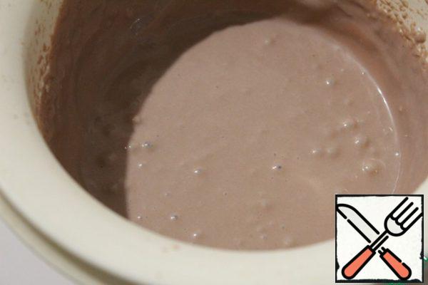 Without ceasing to beat, enter half of the finished pudding and pour warm gelatin under the blades of the mixer, beat for a couple of minutes.
Let the mass thicken a little.
