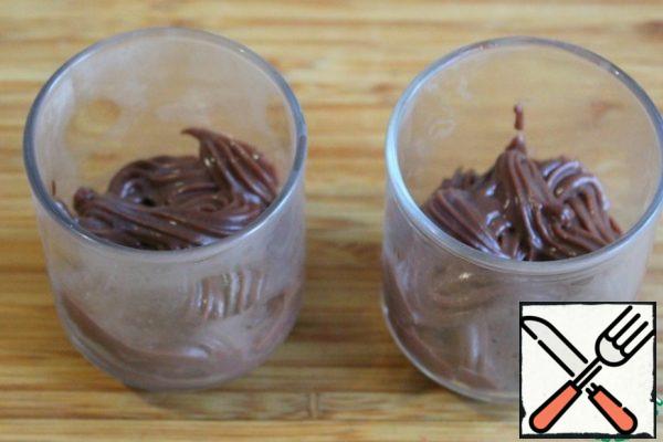 Arrange the remains of the pudding into cups.
