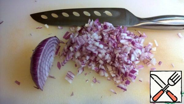 Cut the red onion into 5 mm thick cubes. To do this, cut the onion in half lengthwise - from the tip to the roots, make incisions (not to the end) parallel to the flat side, then put it on the flat side and make vertical incisions (not to the end) with an interval of 5 mm. Then cut across the vertical incisions and get cubes.

