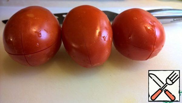 Make transverse incisions on the tomatoes to remove the skin.
