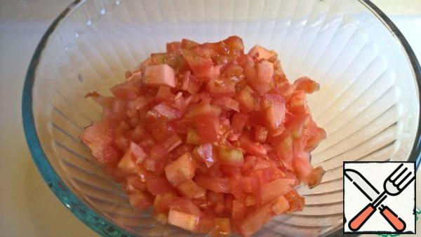 Remove the stalks from the tomatoes and cut them into cubes 5 mm thick. To do this, first cut the tomatoes into plates of 5 mm, then cut the plates into cubes of 5 mm, and the cubes, in turn, cut into cubes. It is very important not to make the cubes too large - 5 mm is an excellent size.
