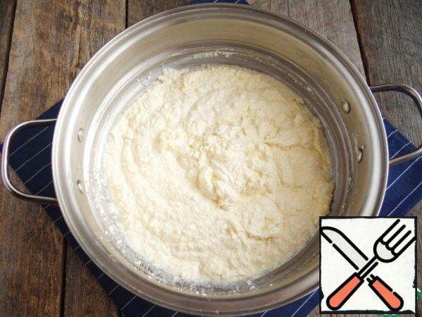 First, mix the mass well, then grind the cottage cheese grains with a blender. The mass turns out to be more homogeneous and tender.
