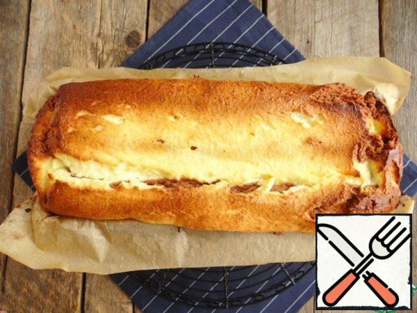 Bake the curd mass in a preheated 180 degree oven for about 80 minutes. I baked for 60 minutes, as for me, I had to bake it for 80 minutes so that the chocolate flagella were baked more. Remove the cottage cheese from the oven, leave for 10-15 minutes.
