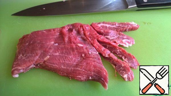 Cut the meat into long narrow strips (0.5 x 1 x 8 cm). If we take the cuts indicated in the ingredients, then the piece of meat will already be the desired thickness, and if we take another type of meat, it may have to be cut into plates 1-1.5 cm thick first. It is important not to make thick pieces, because we need to fry the meat quickly.
