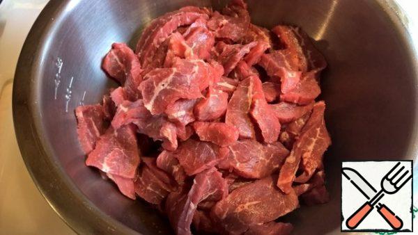 Put the meat in a bowl. Add vegetable oil. Add lime juice. Add cumin. Add dry garlic, finely chopped hot pepper. Add salt, mix, tamp and refrigerate for 30-60 minutes.
