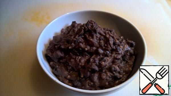 Cooking Mexican pasta with black beans:
