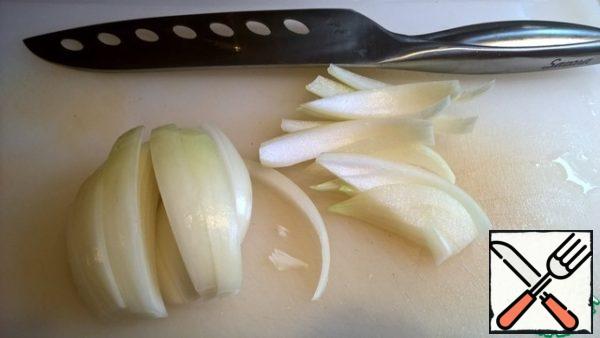 Cut the onion into slices.

