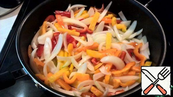 Fry the onion and pepper in a frying pan with the addition of vegetable oil. Vegetables should remain slightly crispy.
