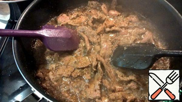 Fry the meat in small portions in vegetable oil until cooked over high heat (2-3 minutes on each side - until the juice appears).
