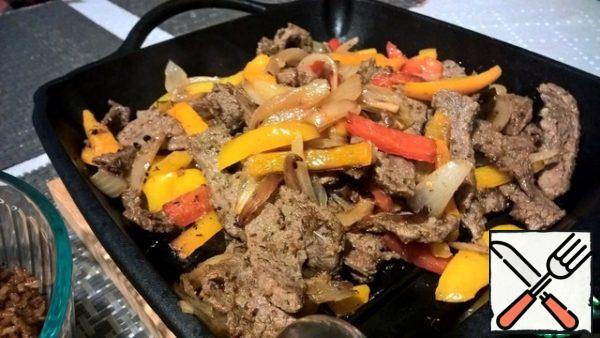 Preheat a cast-iron frying pan and put the meat and vegetables on it.
