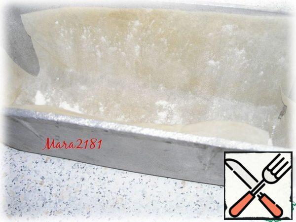 Prepare the baking dish. I have a rare mold.
Cover the form with parchment paper and lightly sprinkle the walls with flour. If you have a non-stick mold, you can skip this step.
