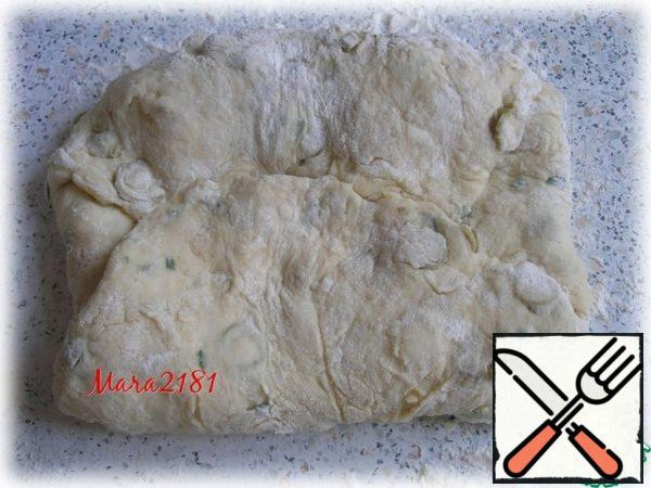 You can turn the oven on 200 degrees to warm up.
And roll out the dough into a small circle, wrap the two edges in the middle and press. Then do the same with the two remaining edges.
