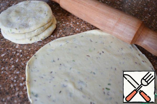Preheat the frying pan, brush with vegetable oil.
Roll out the blanks up to 25-28 cm thick.

