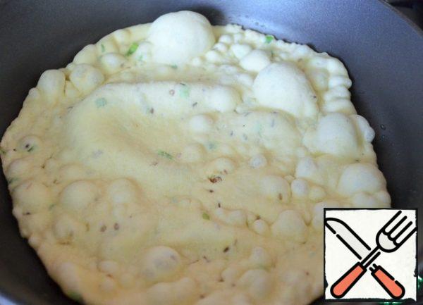 Bake the cakes on medium heat for 1-2 minutes.
