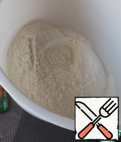 Sift flour, measure 1.5 tablespoons and set aside. The main part of the flour is mixed with yeast, sugar, vanilla sugar.