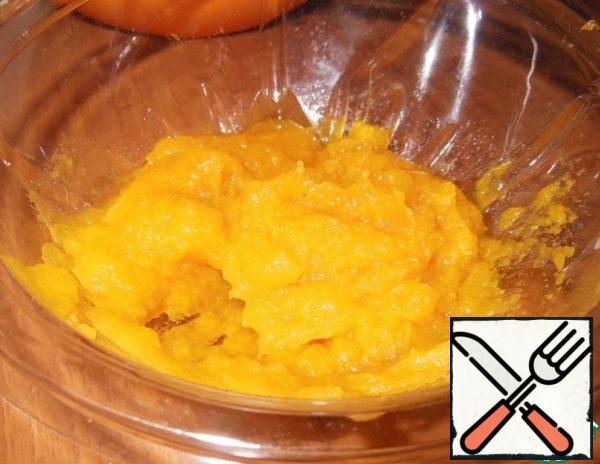Grind the pulp of the baked pumpkin in a blender together with the orange peel. It is advisable to use a thick, less liquid puree.
