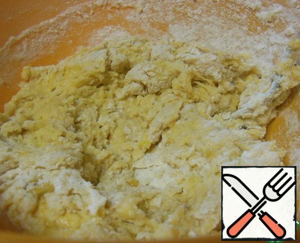 In flour mixture put the mixture of mashed potatoes and eggs. Pour in the warm milk. Knead dough. Knead for 10-15 minutes. May be you will need to add the flour is from potatoes the size of eggs depends. But do not clog the dough with flour. As it is kneaded, it changes its structure.