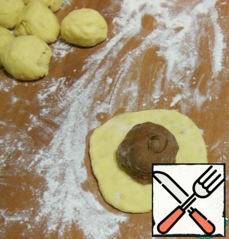 Divide each dough into 12-13 balls. Form buns. Roll out any of the two types of dough into a circle, put a ball of the second test on it. On white - dark. Inside it - a piece of white chocolate.