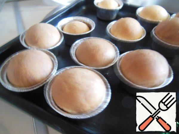 Leave the buns to rise for 20-30 minutes. Bake in a preheated 180 degrees oven for about 30 minutes.