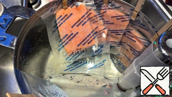 Prepare the fish. This time I did it in a dry form, so I put it to cook in advance. And if we fry, it's better to do it at the end, when the sauce and ratatouille are ready - so that they don't cool down. Frozen or unfrozen, cook at a temperature of 54 °C / 130°F for 45 min. 30 min. To do this, cut the fillets into portions of 170-200 g and pack them in regular zippered freezer bags or special vacuum bags for the Appearance, season with salt, pepper and add a little olive oil. If we use bags with a zipper, squeeze out the air by plunging the bag of fish into the water and holding the neck above the water. When the air comes out, close the zipper. After cooking - cut or break into portions into 3-4 pieces
You can just fry the fish. Cut the fillet into pieces of about 60 - 70 g, mix flour with salt, pan the fish and fry over low heat with the addition of refined olive oil. Fry according to the scheme 75/25 - 75% of the time on one side and 25% on the other. Thus, when we fry from the first side, we can observe the degree of readiness to change the color of the fish.
