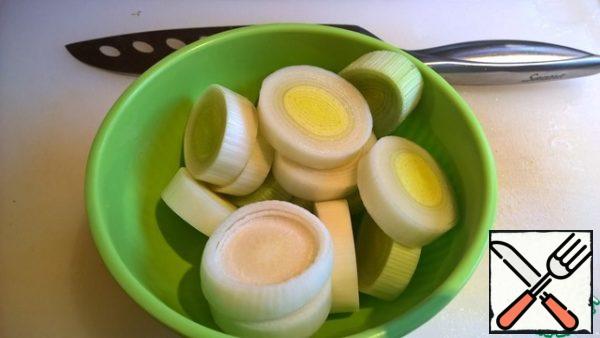 Prepare ratatouille as a side dish. First, cut the leek into 1 cm thick slices.
