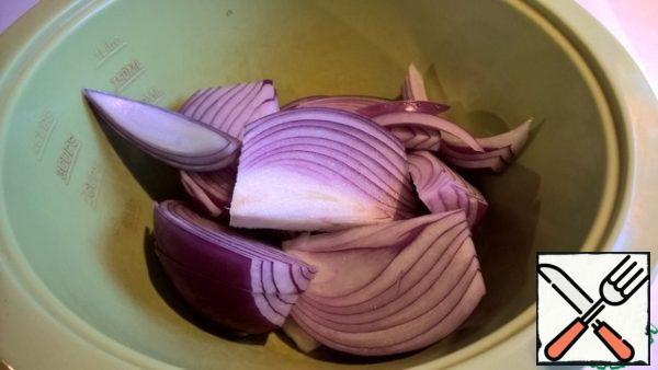 Cut the red onion into slices.
