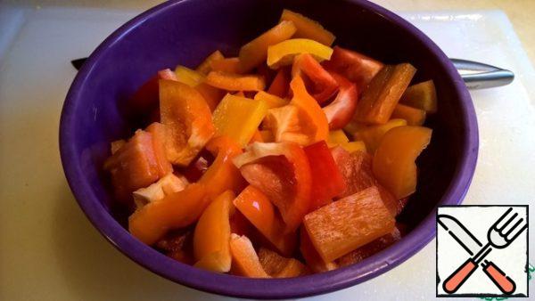Cut the sweet pepper into large pieces - 2-3 cm .
