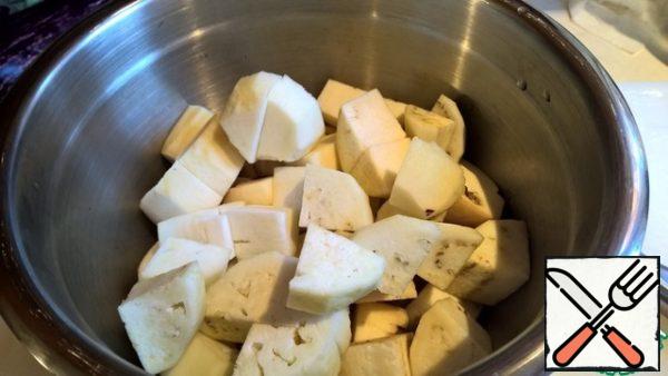 Peel the eggplant and cut into large pieces - 2-3 cm .
