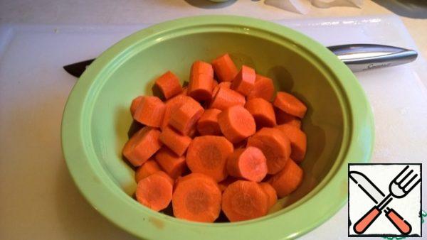 Cut the carrots into 1 cm thick slices .
