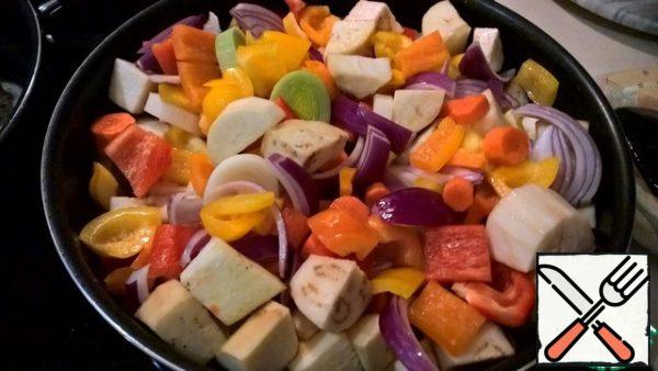 Preheat the frying pan over high heat with the addition of refined olive oil (4 tbsp. l.). Put the vegetables on a preheated frying pan and fry over high heat until golden brown. Then add 100 g of wine, reduce the heat to medium and bring it almost to readiness. Vegetables should turn out with a crunch - al dente.
