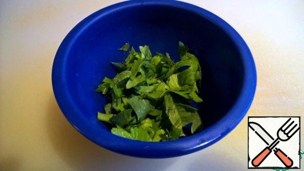 Chop the parsley medium.
