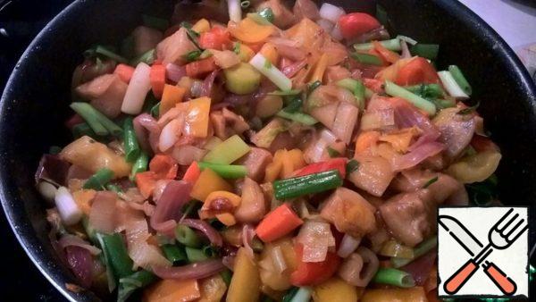 When the vegetables are almost ready, add the green onions and parsley to the pan, stir and cook for another 2-3 minutes. Set the pan aside.
