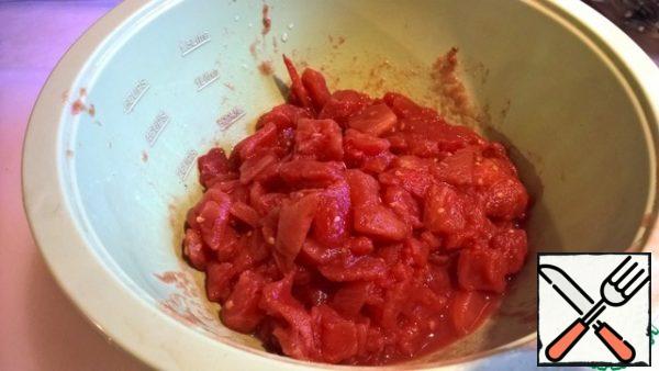 Preparing the sauce. Open tomatoes in their own juice. If they are whole, cut them medium, preserving the juice - this will come in handy for the sauce.
