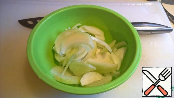 Cut the onion into thin slices.

