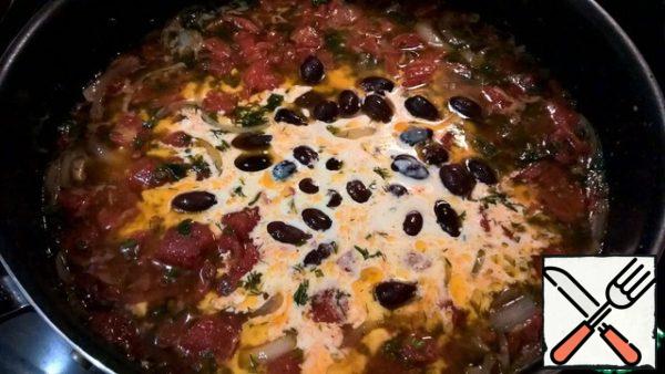 Add the olives and cream. Add salt and sugar to taste. Add the flour, mix thoroughly, bring to a light boil and continue cooking until the sauce thickens slightly. The sauce should not be too thick - it should have the consistency of liquid kefir.
