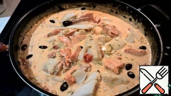 If you are frying fish - now is the right time for this - put the sauce aside and fry the fish as described in the first step. If the fish was cooked in the form of a sou, it should just be ready. In any case, add the FINISHED fish to the sauce. Mix lightly - carefully so as not to stretch the pieces of fish.
