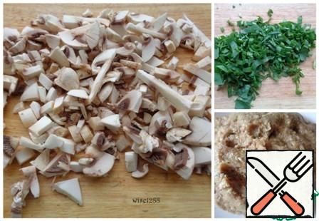 Mushrooms and sorrel cut. In minced add chopped onion and garlic, add seasoning, salt - mix the minced meat.