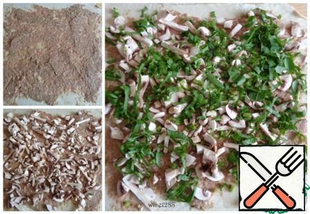 The dough is divided into two parts. Each roll out into a rectangle. Distribute the filling: apply the chicken stuffing, mushrooms and sorrel on top.