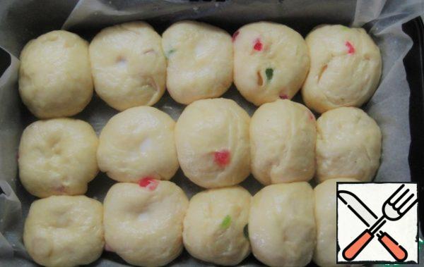 Put the buns in the mold seam down (the shape of 18 cm x 25 cm was used, 15 buns fit into it). Lubricate the top of the rolls with milk.
Bake in a preheated 170 degree oven for 35-40 minutes. Check the readiness with a wooden skewer and focus on the features of its baking.
