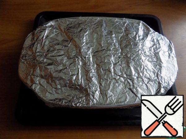 Cover with foil and place in the oven on a baking sheet, because the cream may leak out a little and we will stain the oven. We set the temperature to 180-200 degrees and bake for 40 minutes.

