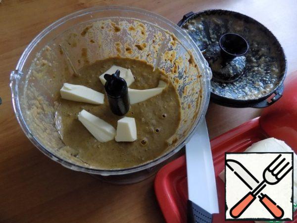 Remove the garlic cloves. I put the halves of baked goods in a blender, added a couple of spoonfuls of liquid from under them and broke them. If very thick, add more liquid. Add salt and smooth to taste, pepper if desired, I did not pepper. When everything is whipped into a homogeneous mass, add the butter. It must be removed from the refrigerator in advance so that it becomes soft. I added quite a bit. If you add more butter, the pate will be denser when it hardens.
