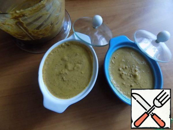 Put the finished pate into molds and send it to the refrigerator for at least an hour. I've had enough for today.
