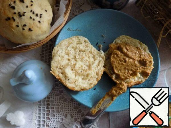 I had breakfast this morning. She baked fresh rolls with hercules, cut them in half and spread them with pate.