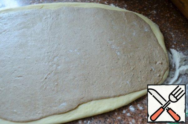 First :
2/3 of the wheat dough is rolled into a rectangle 30 * 20 cm.,
on him posting rye dough (2 / 3), roll out on white dough.
Thus, the workpiece will increase to 40 cm in length.