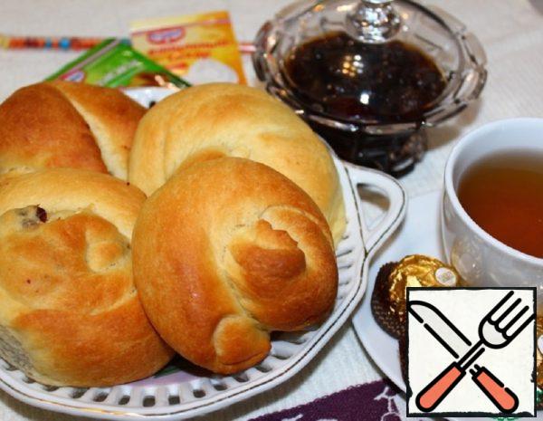 Lush Buns with Cottage Cheese and Raisins Recipe