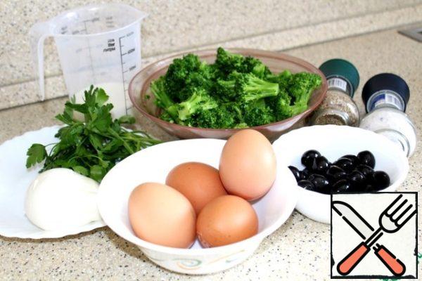 Products. Broccoli was taken frozen (from her garden), already prepared. If you have fresh broccoli, it should be boiled for 3-4 minutes and immediately pour ice water to preserve the color. Flip into a colander, then onto a towel to remove moisture.
