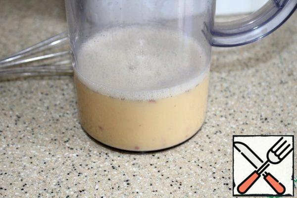 Beat the milk with starch, eggs with a mixer or fork, add salt and spices.
