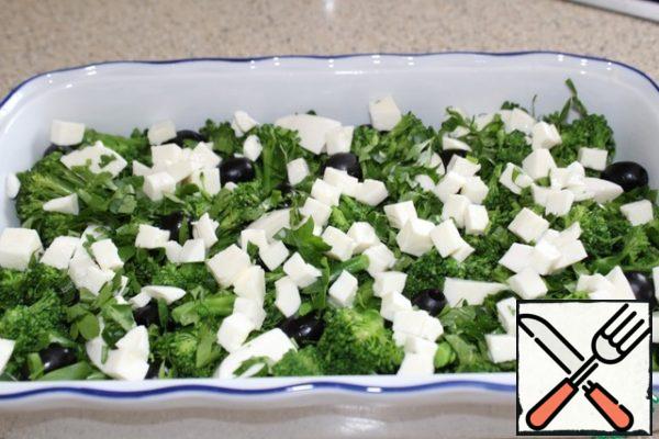 Place small pieces of mozzarella on top and pour over the prepared milk-egg mixture.
