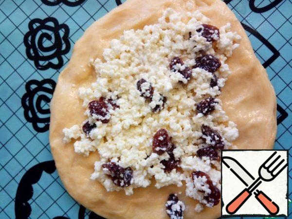 Next, form small balls from the dough, roll out into a rounded shape and lay out the filling.
