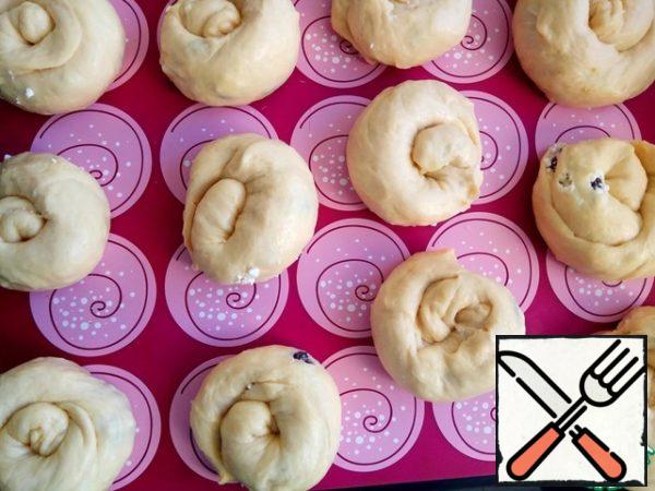 Put in the oven and bake at 180 degrees for 40 minutes. If desired, the buns can be spread with egg.